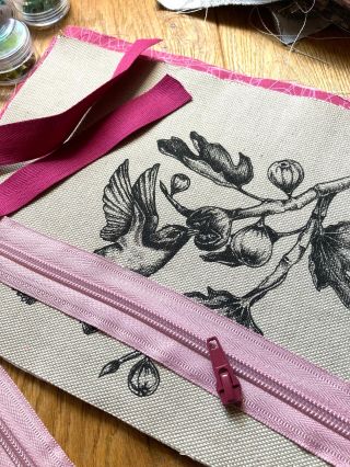 Než se dostanou taštičky k šicímu stroji, je potřeba vše barevně sladit. Tentokrát jsem se trochu víc zaměřila na zemité...