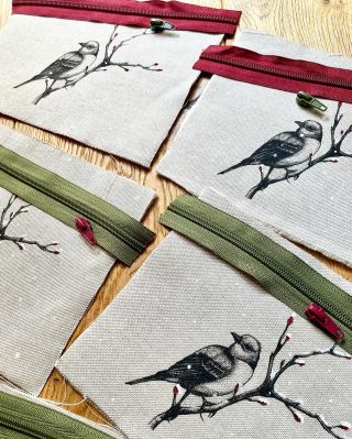 Další varianty taštiček jsou právě v procesu.🧵 Každou barevně kombinuji zvlášť a každou tisknu ručně, takže není nikdy...